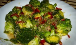 Broccoli cu ardei capia si sos asiatic