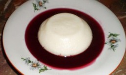 Budincă de griș cu sirop de mure