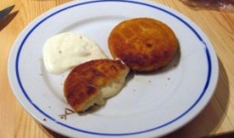Camembert prajit cu dulceata de afine