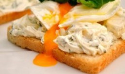 Canapele cu ochiuri romanesti si crema de branza