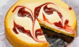 Cheesecake marmorat cu gem de visine