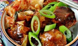 Chiftelute coreene cu kimchi de varza