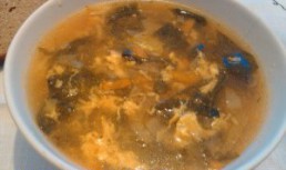 Ciorbă de salată dreasă cu ou