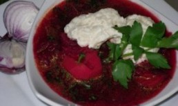 Ciorbita de sfecla rosie cu perisoare din branza