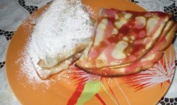 Clatite cu gem de caise si topping de zmeura