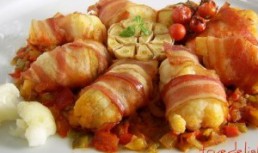 Conopida cu bacon in sos de ardei
