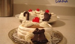 Cosulete de bezea cu crema si fructe