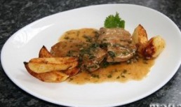 Cotlet cu sos de patrunjel si vin