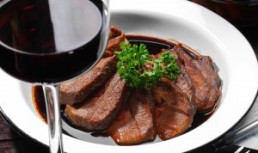 Cotlet de porc cu nucsoara si sos de vin