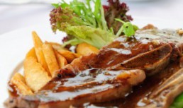 Cotlet de porc cu varza rosie si sampanie