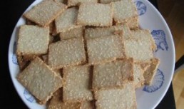 Crackersi cu susan din faina de migdale