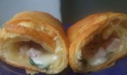 Croissants cu bacon si cascaval