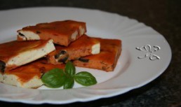 Cuburi marmorate de rosii si ricotta