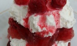 Desert cu jeleu de zmeura si frisca