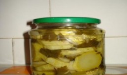 Dovlecei conservati pentru salata