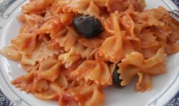 Farfalle cu busuioc, sos de rosii si masline