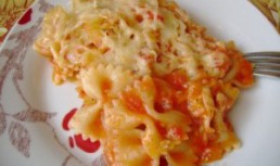 Farfalle cu sos de rosii si verdeata, la cuptor