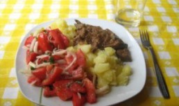 Ficat de porc cu cartofi natur si salata de rosii