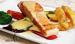 File de somon pe pat de legume pe grill si sos olandez