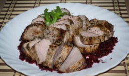Friptura de vita pe pat de salata de sfecla rosie cu hrean