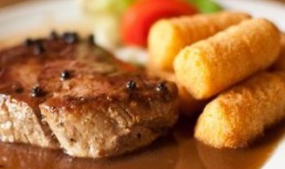 Gratar de vanat cu garnitura de rulouri din aluat si brocolli