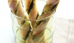 Grisine cu pesto si parmezan