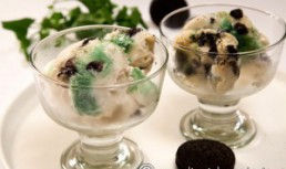 Inghetata cu sirop de menta si cookies