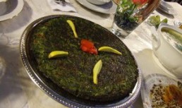 Kookoo Sabzi (sufleu cu diferite verdeturi)