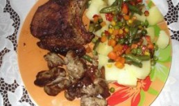 Mancare cu legume mexicane, cartofi, ficatei si cotlet de porc