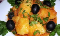 Mancare de cartofi delicioasa cu masline