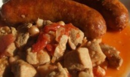 Mancare De Fasole Alba Cu Carne De Porc Si Carnati