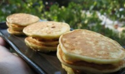 Mini-clatite cu mere si perle de branza