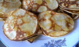 Mini clatite pufoase cu mere si lamaie