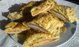 Mini pateuri cu sunca si cascaval