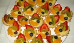 Mini tarte cu budinca si fructe