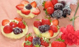 Mini Tarte cu crema de vanilie si fructe