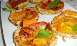 Minitarte cu rosii, mozzarella si busuioc