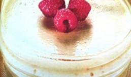 Mousse de nuga cu sos de zmeura