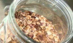 Muesli cu sos de afine si ciocolata