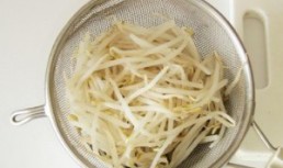 Muguri de soia cu curry