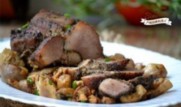 Muschi de porc impletit pe pat de ciuperci
