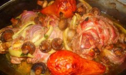 Muschiulet de porc cu ciupercute si pere aromate