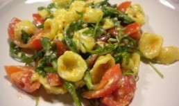 Orecchiette cu rucola, cherry si branza