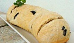 Paine greceasca cu oregano si masline