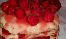 Pancakes cu crema de vanilie si capsuni