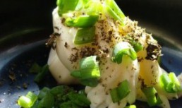 Pasta de branza cu castraveti si ceapa verde