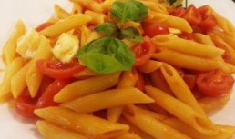 Paste cu sos de rosii, branza mozzarella si usturoi
