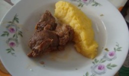 Pastrama de oaie cu mamaliguta