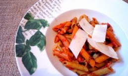 Pene tricolore cu sos picant de rosii si leurda