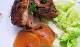 Piept de porc picant cu piersici murate